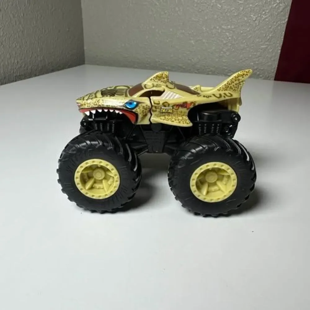 Hot Wheels Monster bash-ups Trucks Leopard Shark